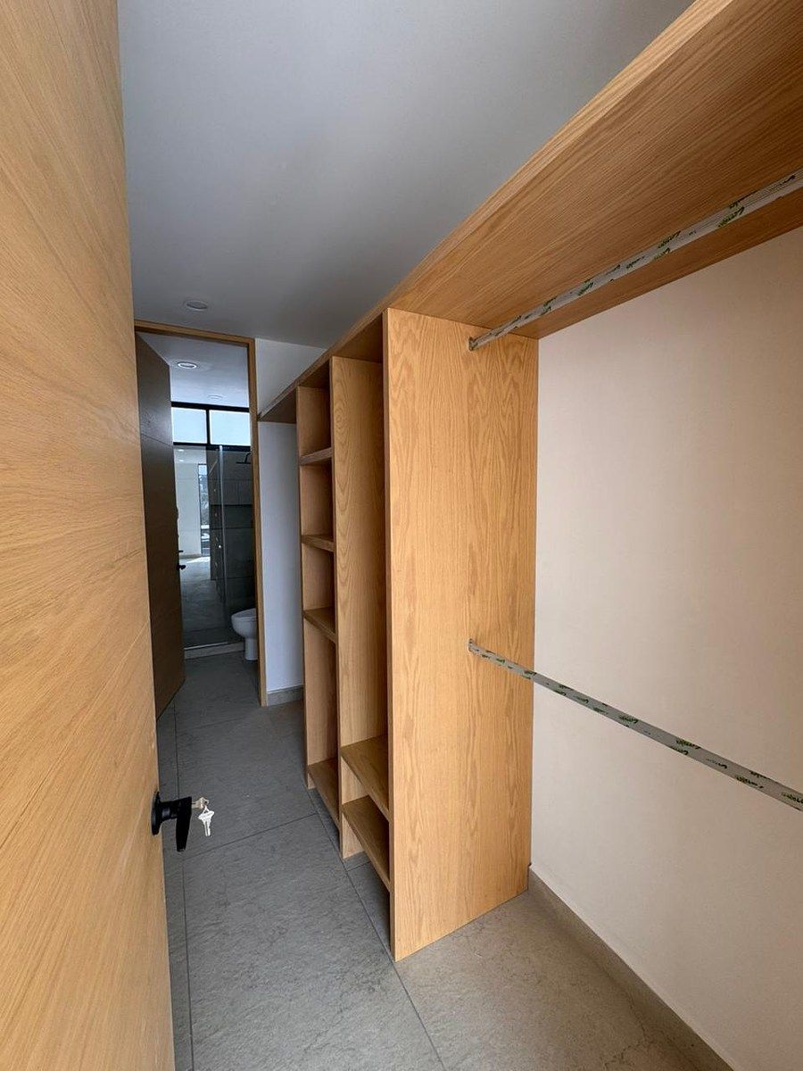 12 of 28: Recámara principal, vestidor