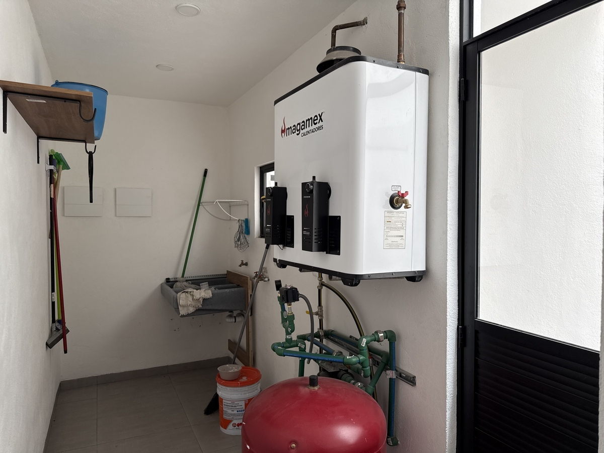 6 of 26: Área de lavado y alacena.