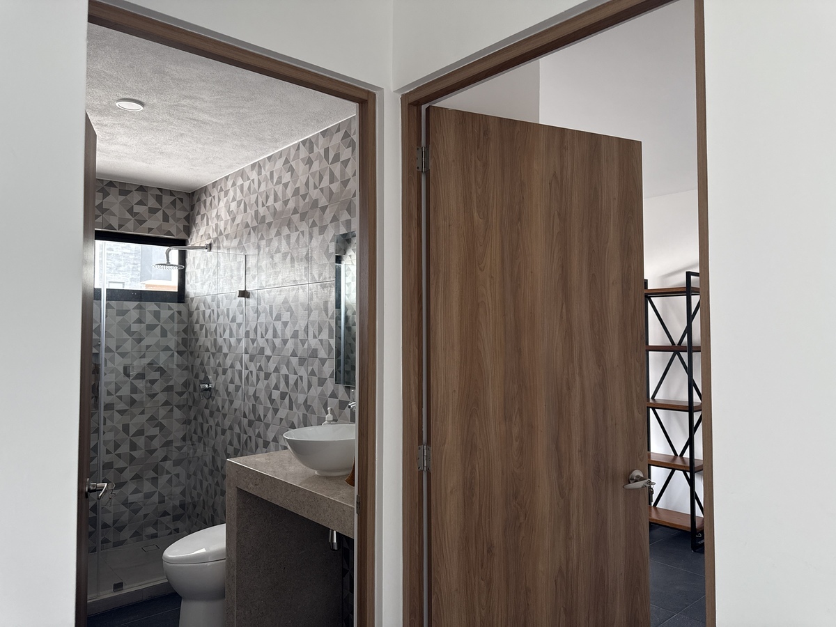 2 of 26: Baño completo y recamara en planta baja.