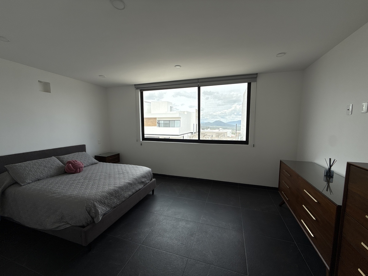 8 of 26: Recamara principal.