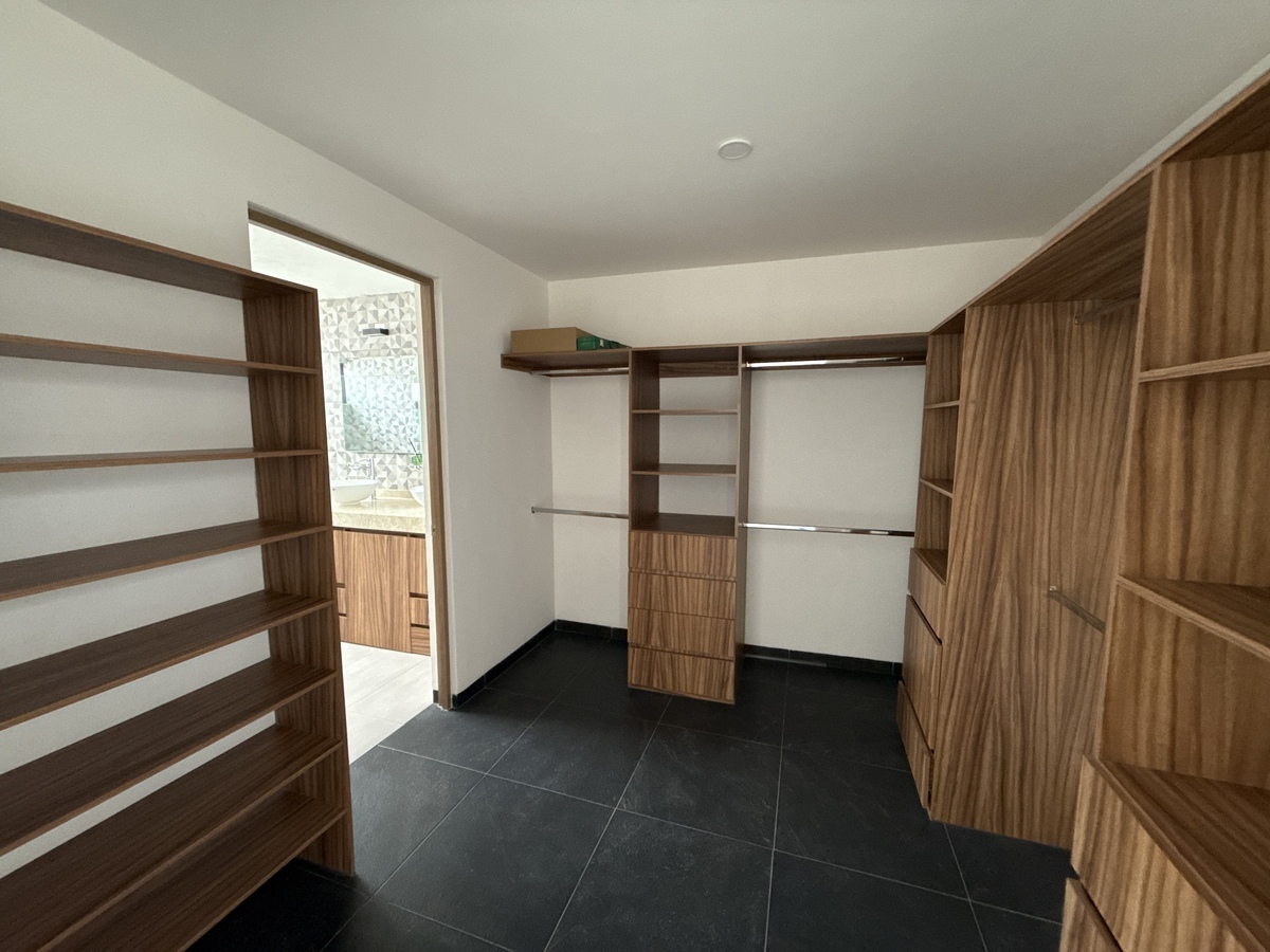 10 of 26: Recamara principal con walk in closet.