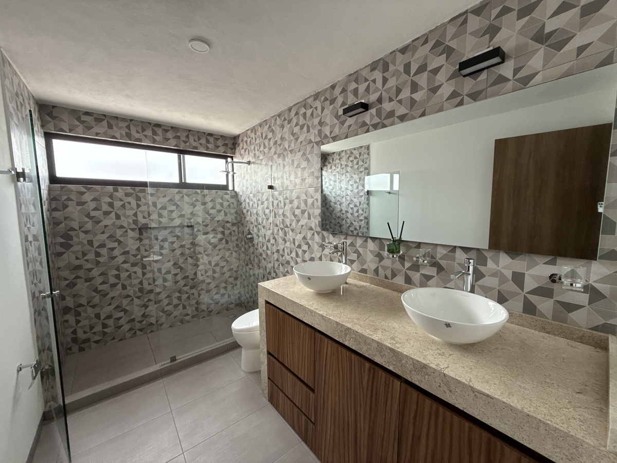 11 of 26: Recamara principal con baño completo.