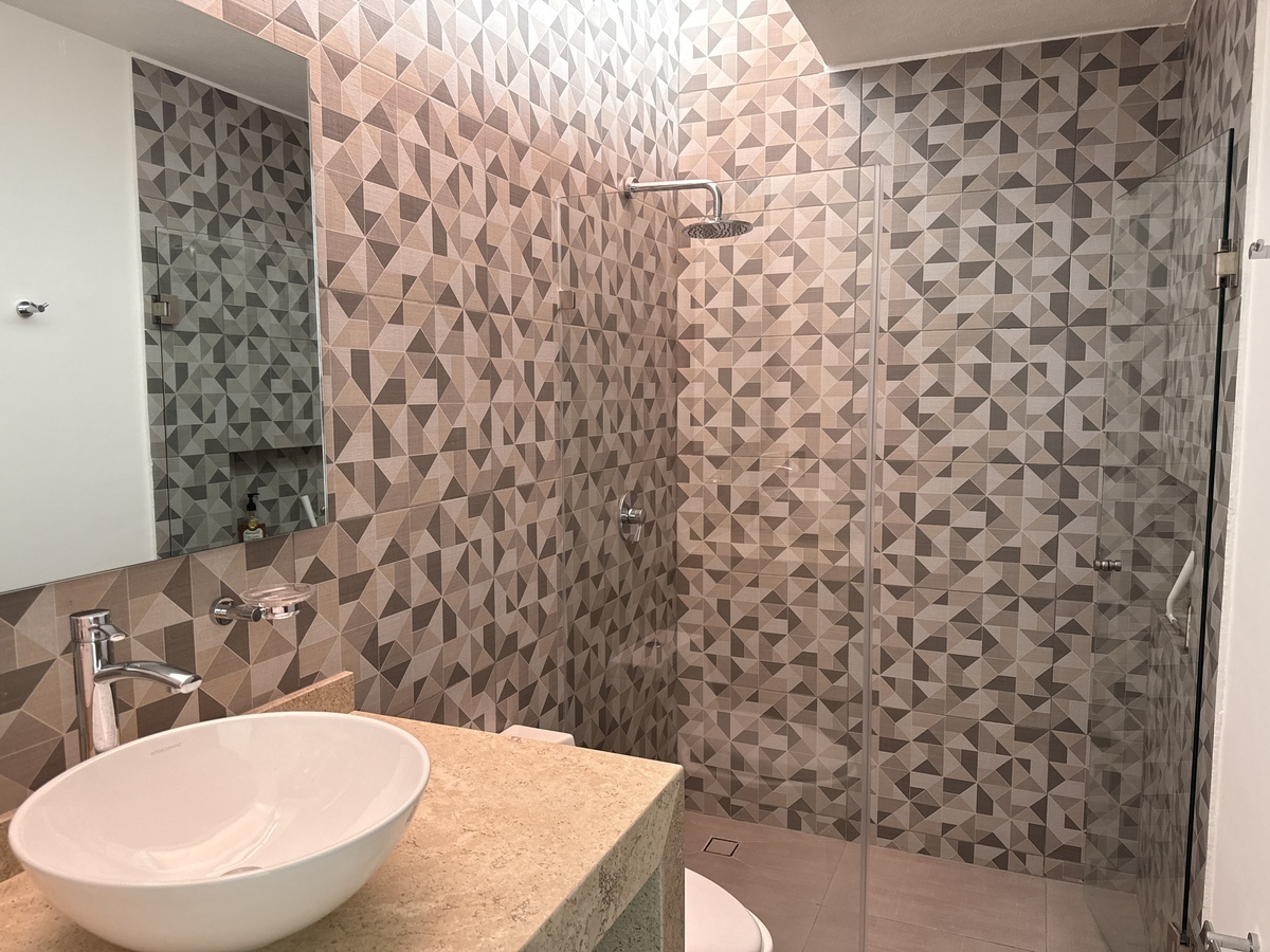 15 of 26: Baño de recamara secundaria 2.