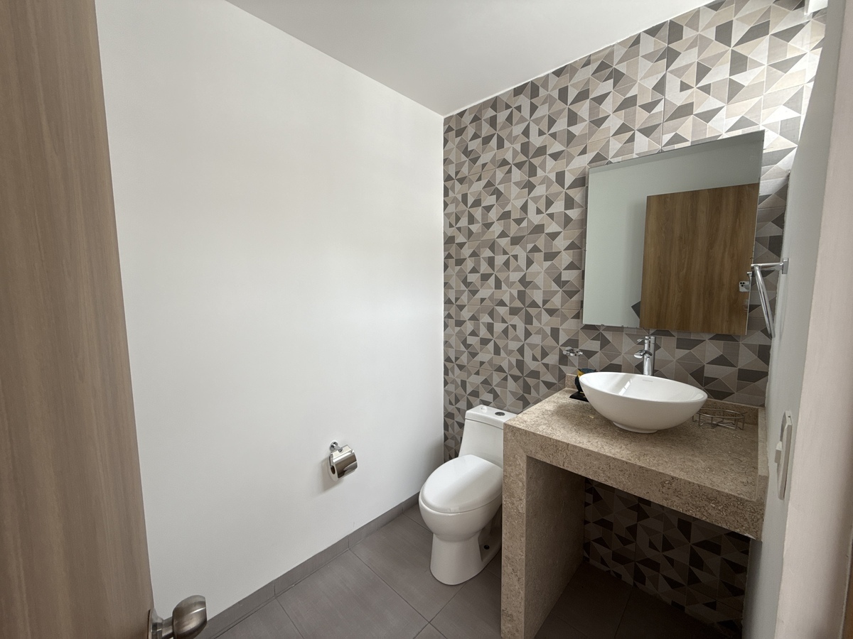 18 of 26: Medio baño de roof garden.