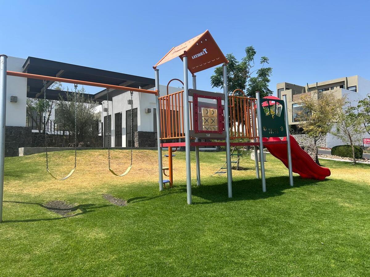 22 of 26: Juegos infantiles.