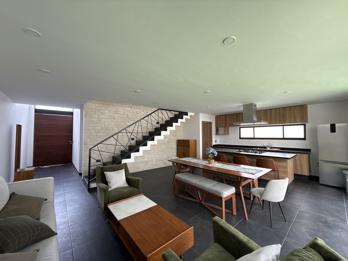 4 of 26: Espacio integral de sala, comedor y cocina.