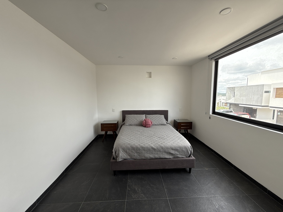 9 of 26: Recamara principal.