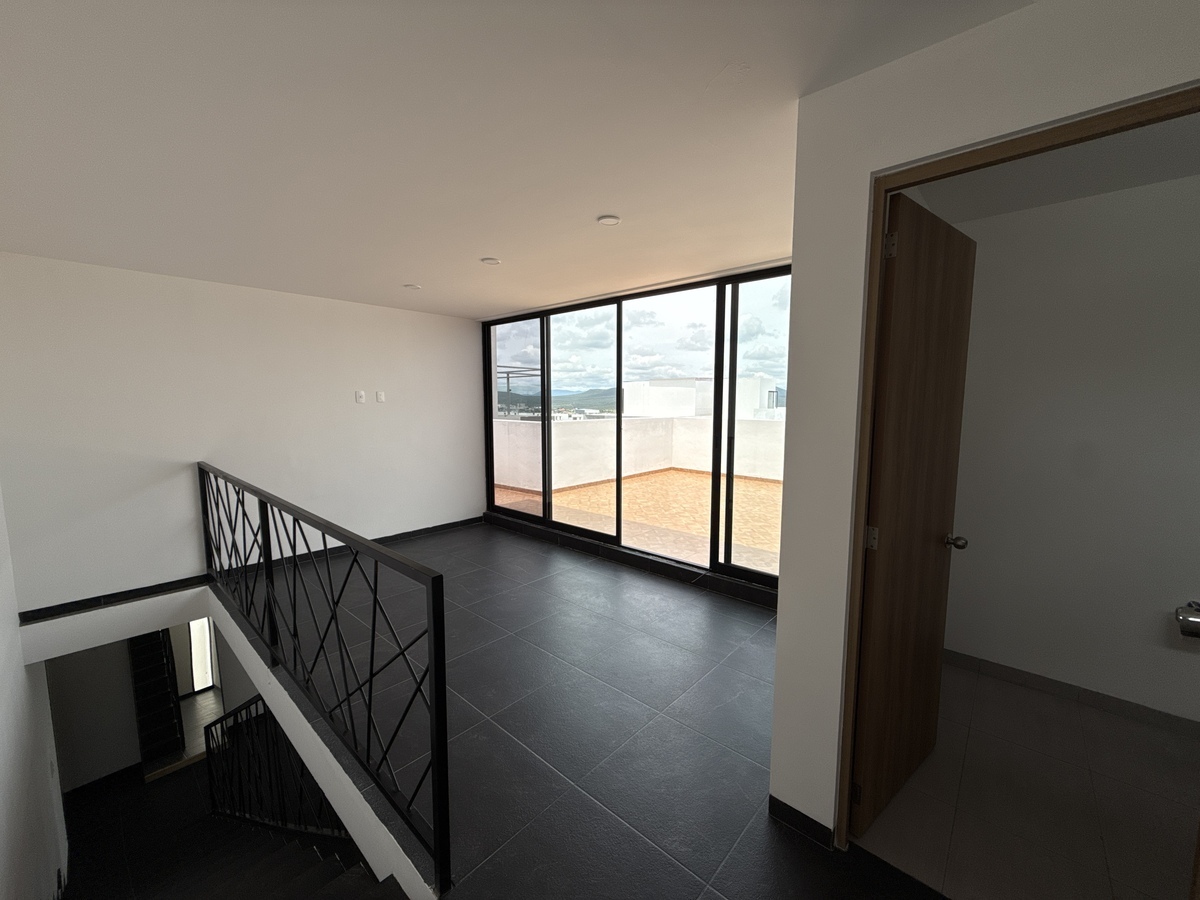 16 of 26: Salón de juegos con roof garden.