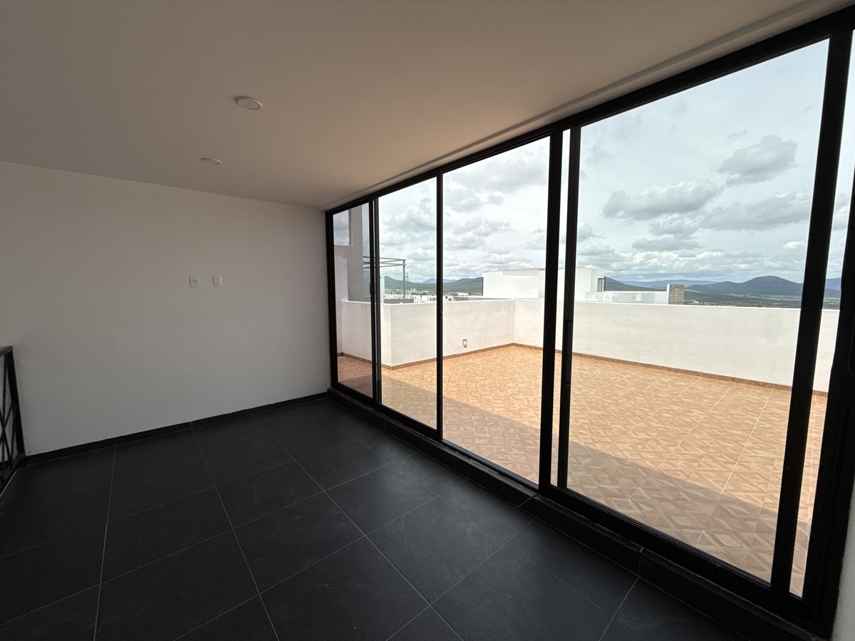 17 of 26: Salón de juegos con roof garden.