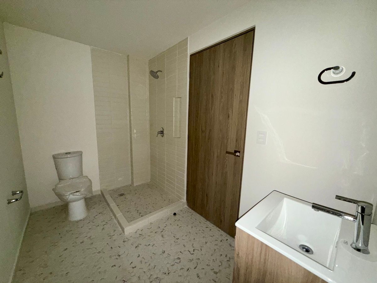 9 of 22: Baño secundario