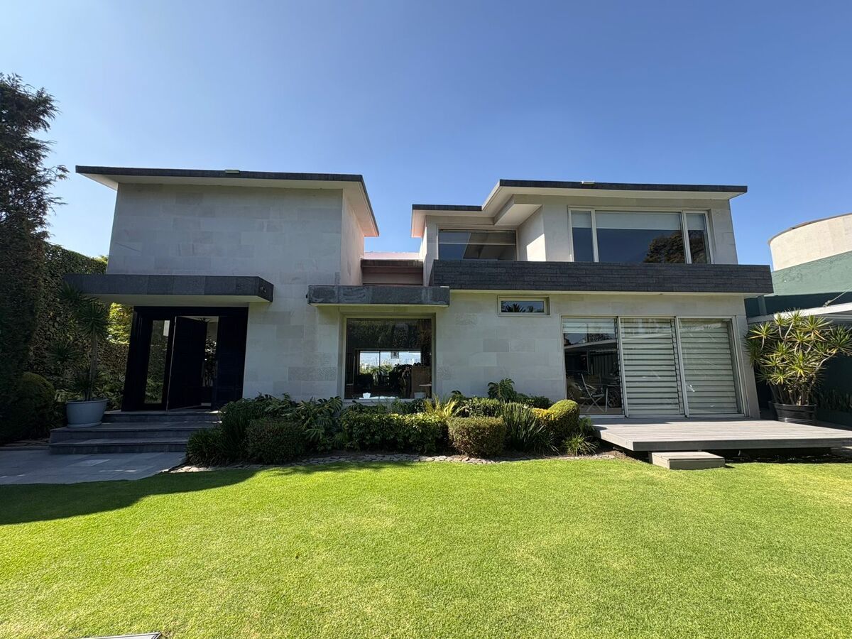 Selling a house in a closed street in Bosques de las Lomas, photo 1 of 25