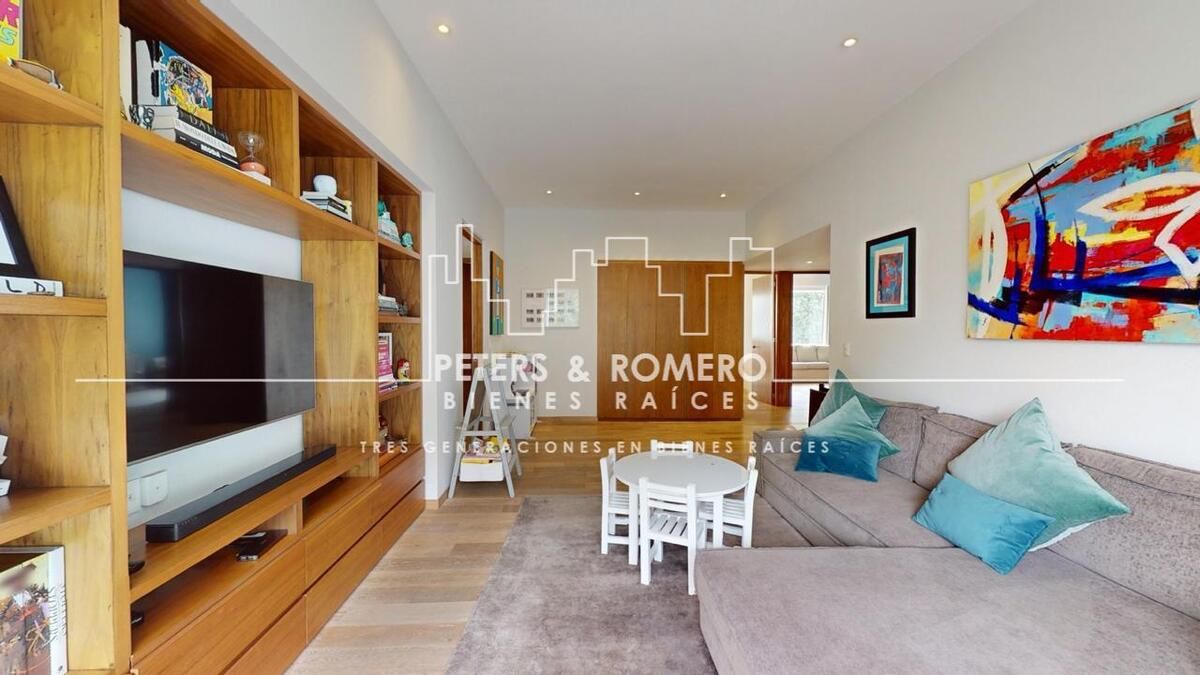 2 de 12: Amplio Family room