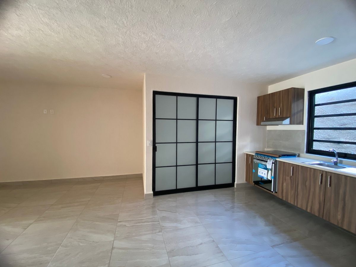 1 de 7: Cocina y área de lavado cerrada