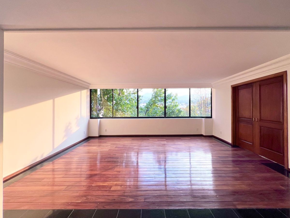 3 of 43: Sala de estar con vista panorámica a SixFlags