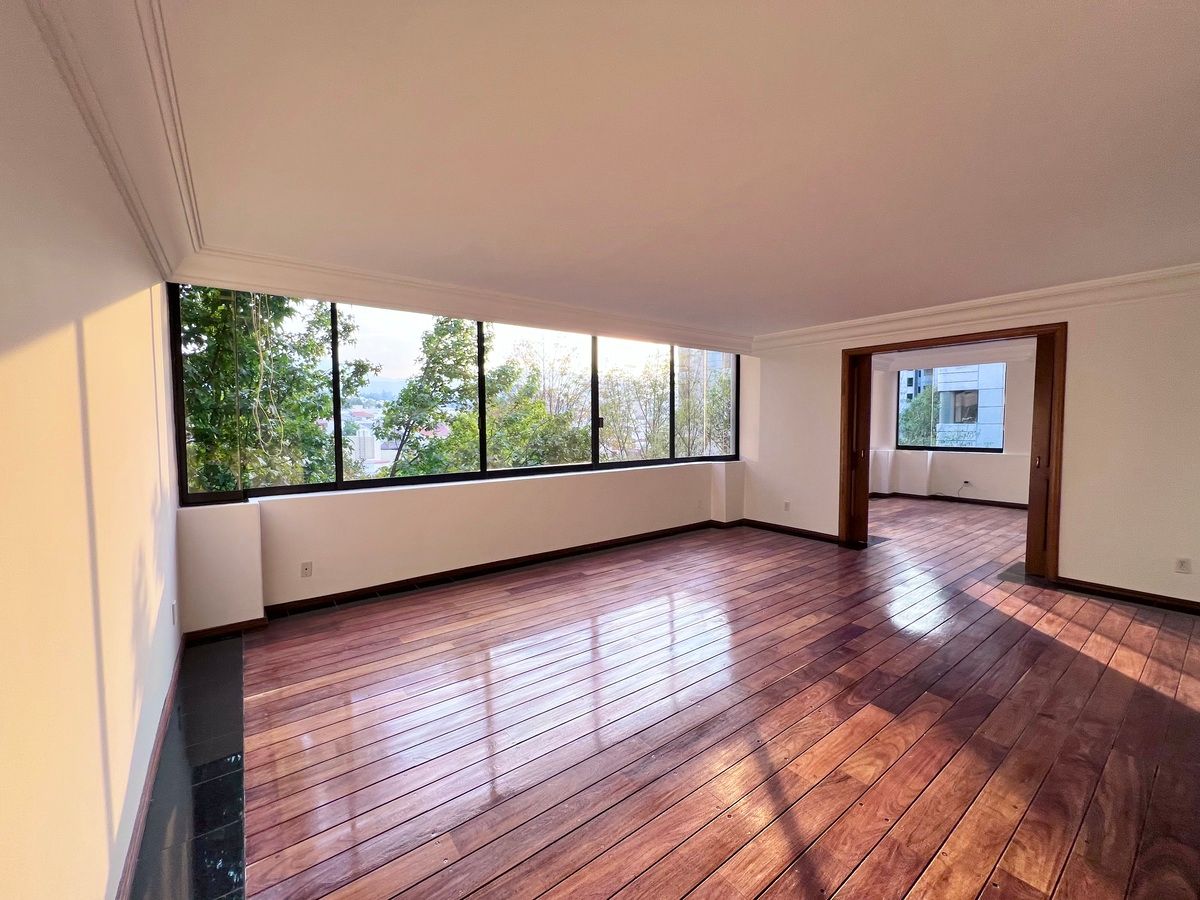 2 of 43: Sala de estar vista al comedor