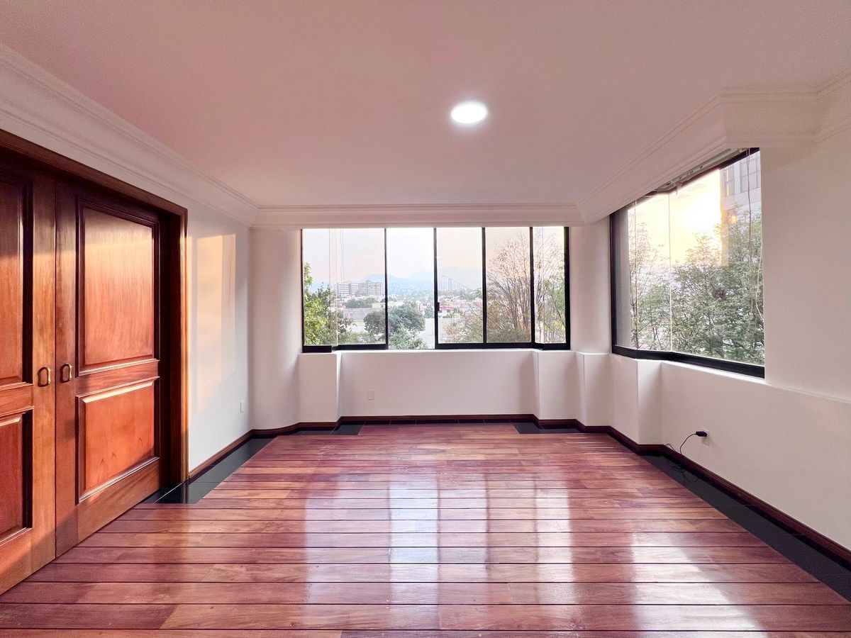 6 of 43: Comedor con acceso a la cocina