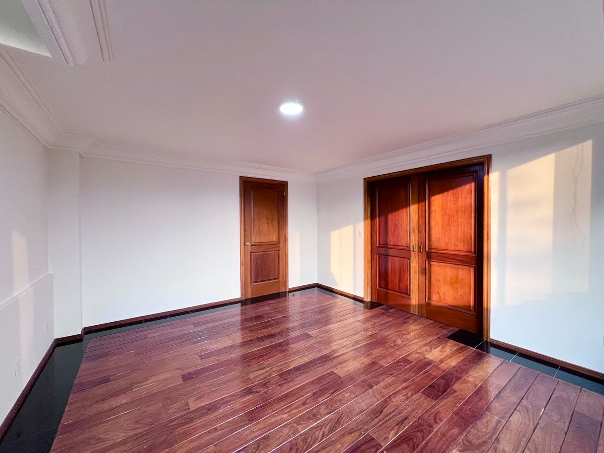 8 of 48: Comedor con acceso a la cocina