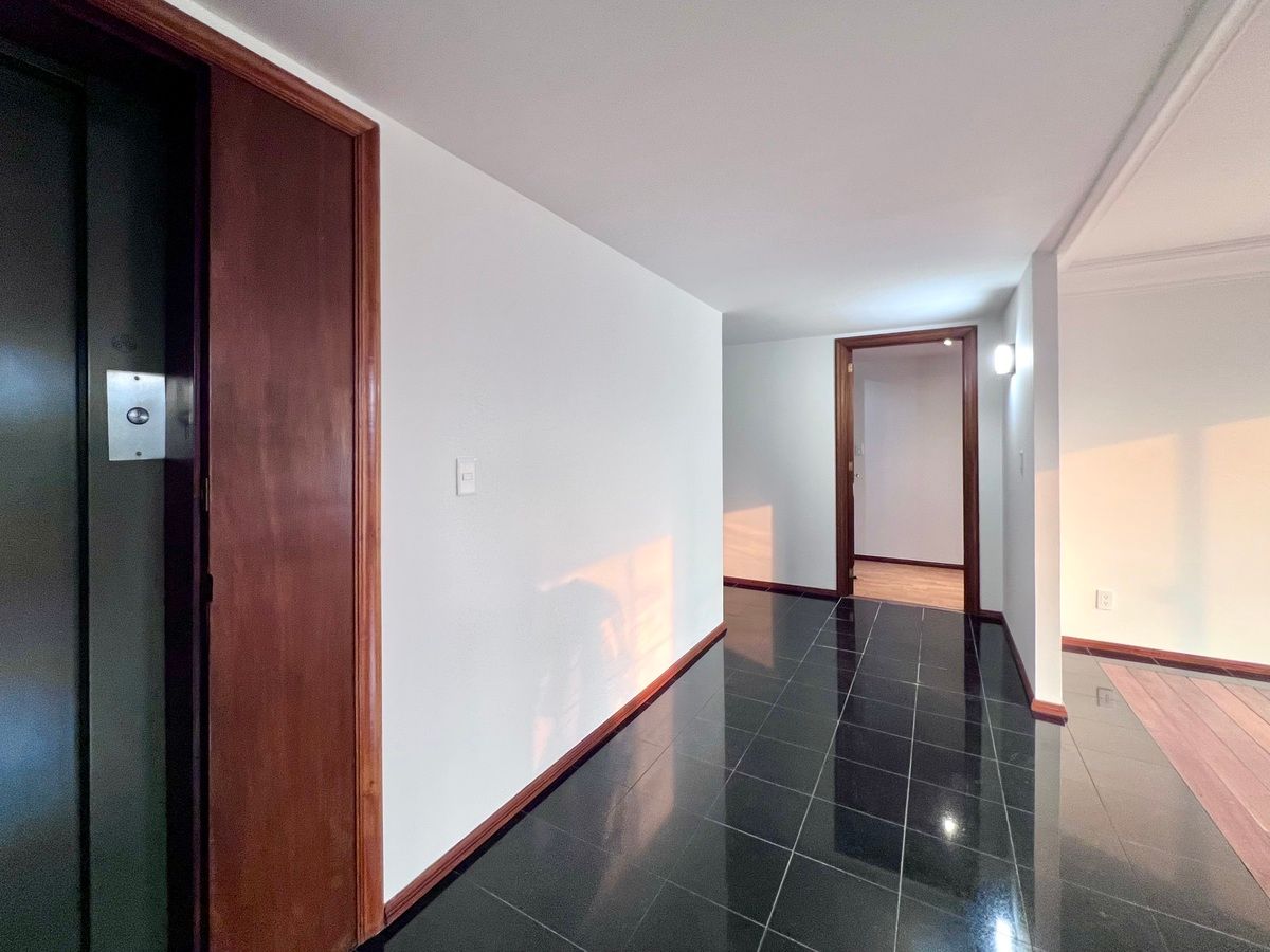 10 of 43: Entrada directa del elevador