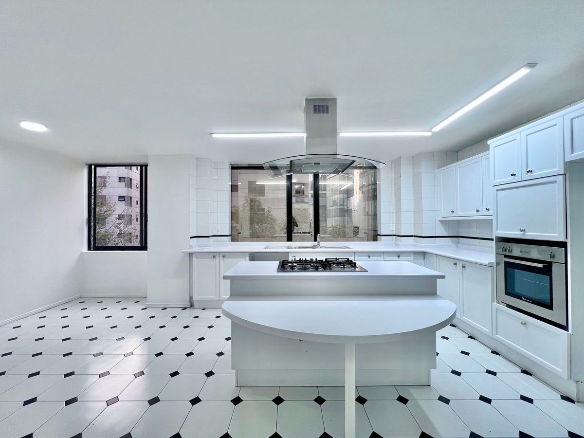 10 of 48: Cocina con espacio para antecomedor