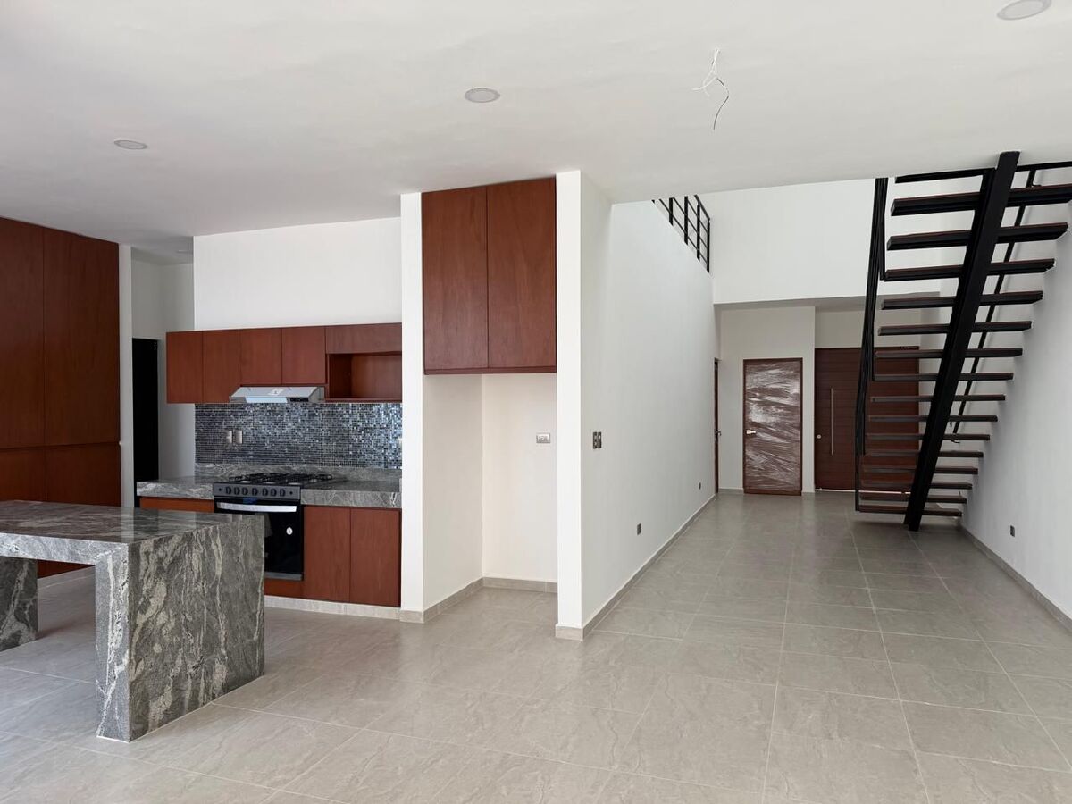 4 of 16: Acceso y Cocina