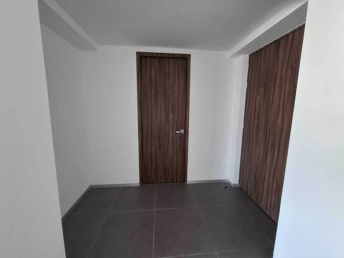 24 de 29: bodega / entrada principal