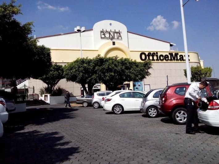 7 of 14: AMPLIO ESTACIONAMIENTO CLIENTES