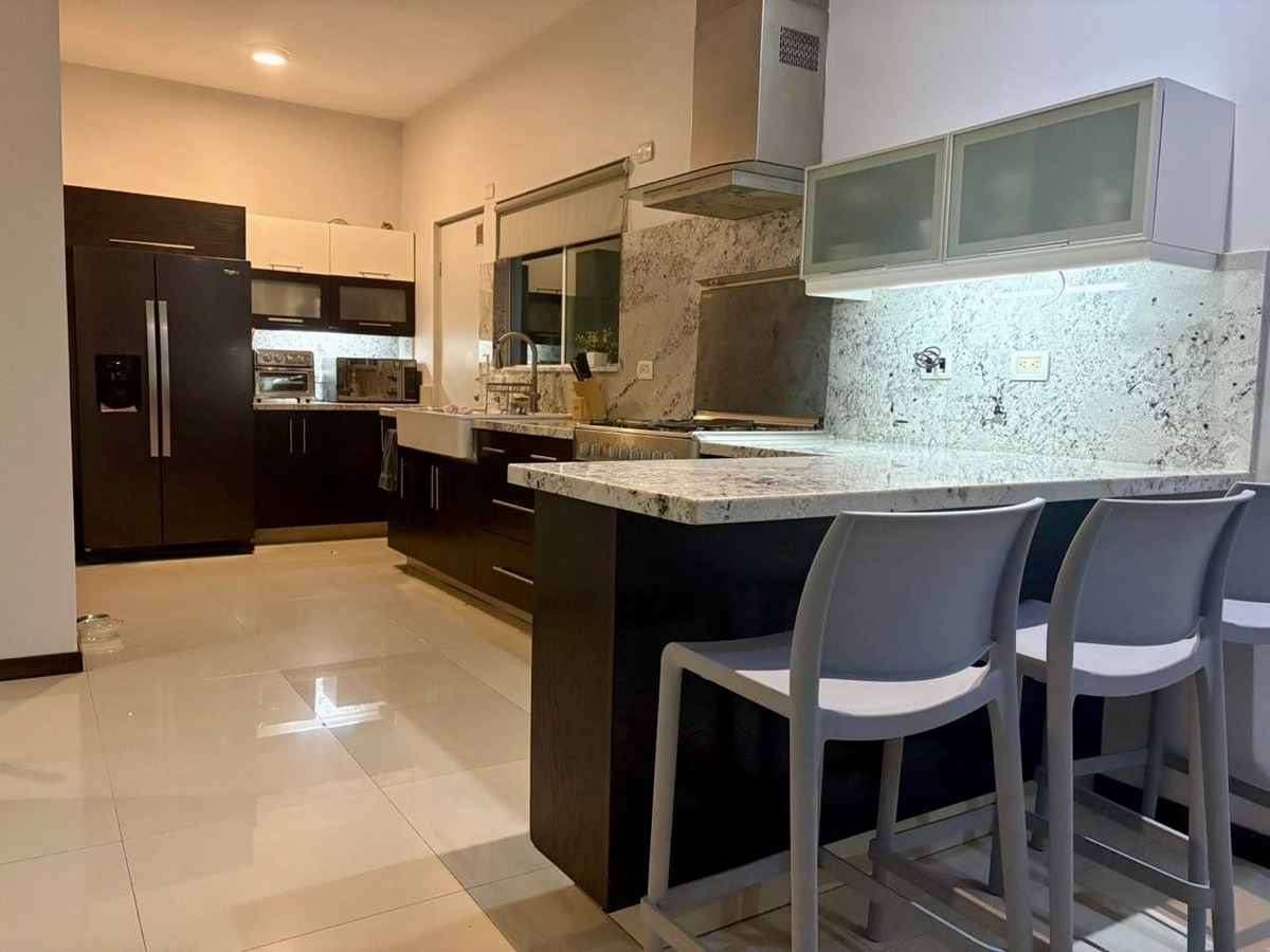 1 of 7: Cocina con cubierta de granito