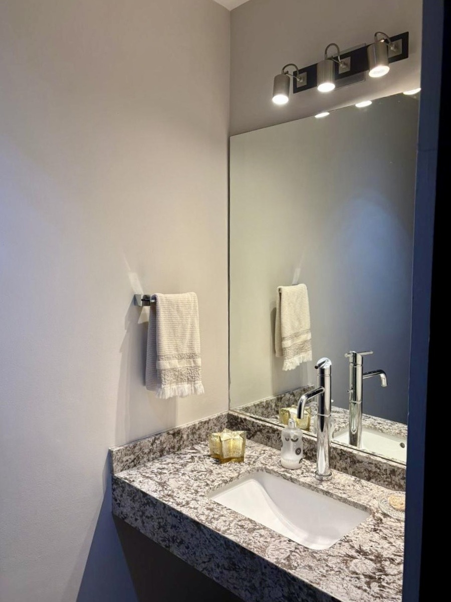 2 of 7: MedioBaño Visitas