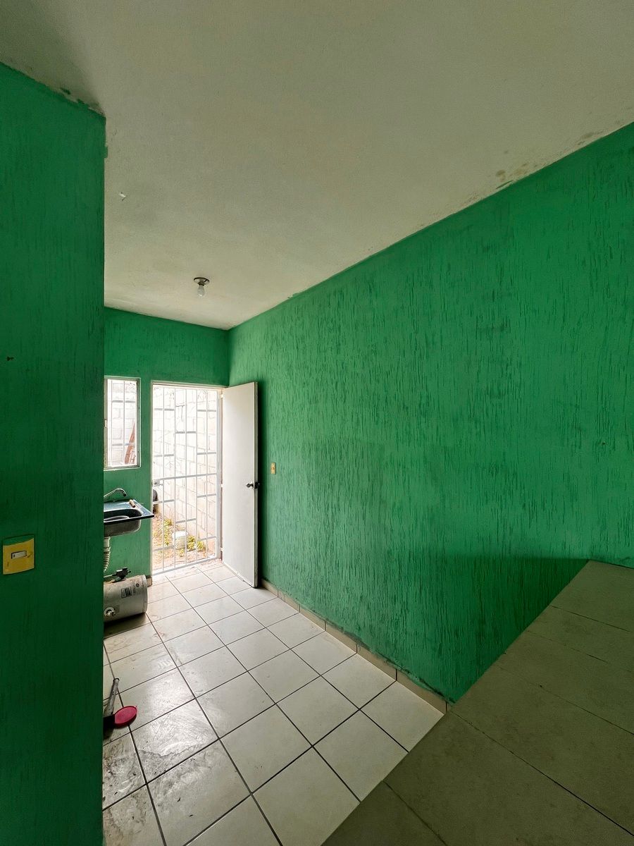 4 de 8: Cocina y acceso a patio trasero