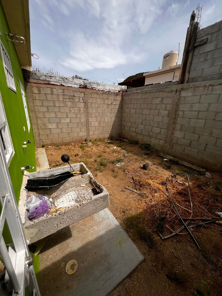 8 de 8: Patio trasero con bardas