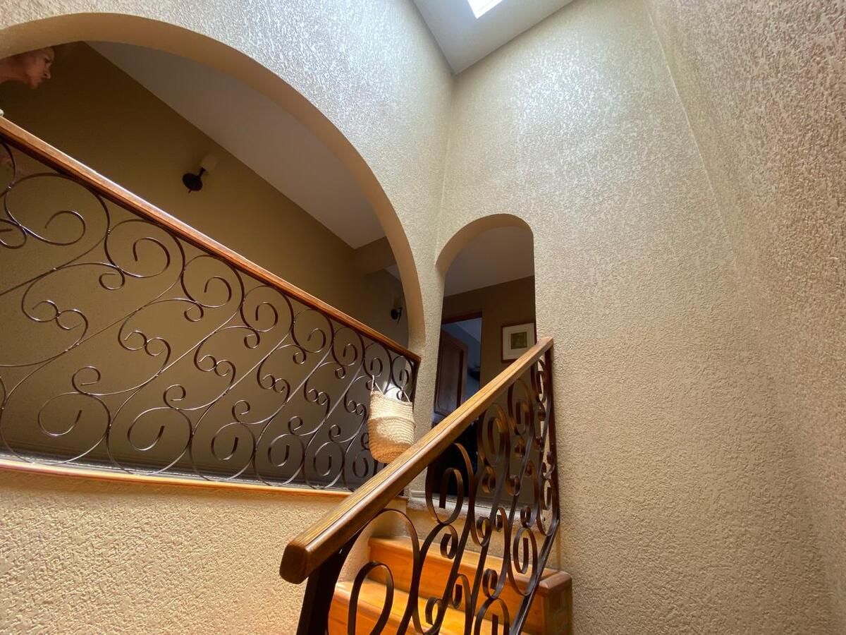 10 de 20: Acceso a segundo piso con tragaluz