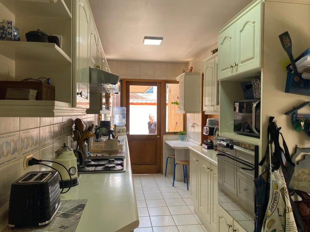 19 de 20: Cocina con acceso a comedor y salida a patio de lavadero