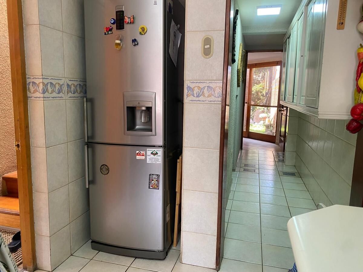 20 de 20: Cocina con pasillo interior que conecta comedor de diario.