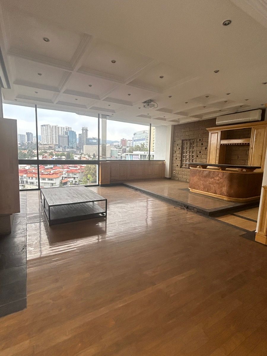 12 de 24: Sala y bar