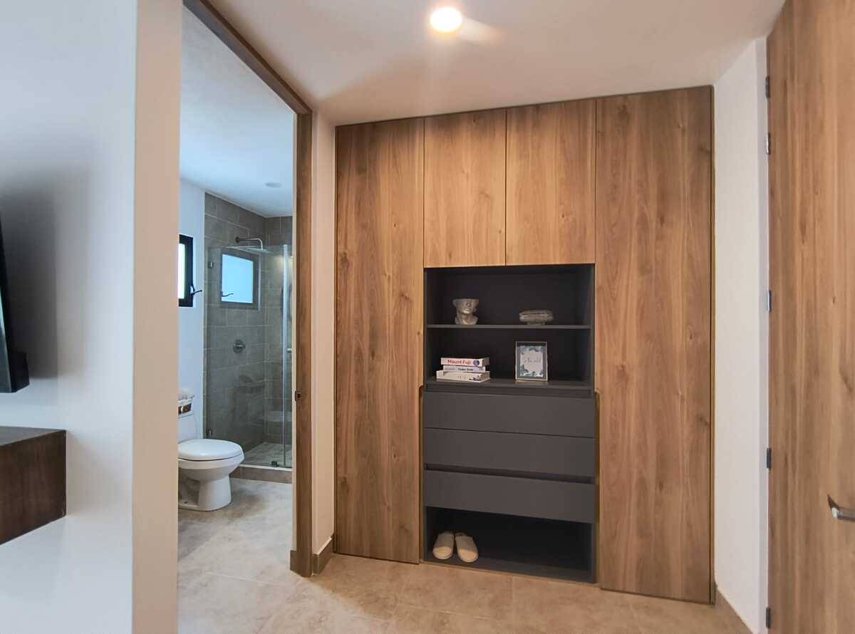 13 of 14: Vestidor de recámara principal