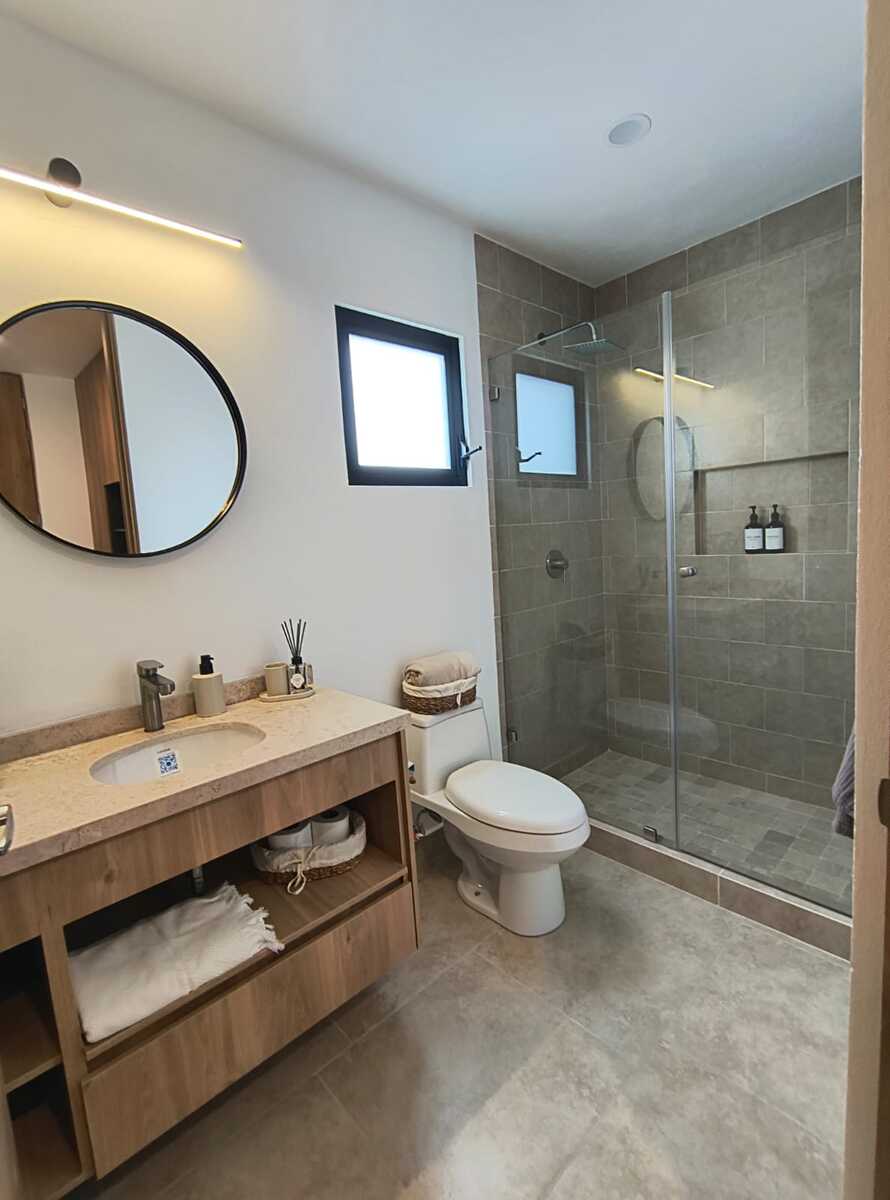 14 of 14: Baño completo de recámara principal