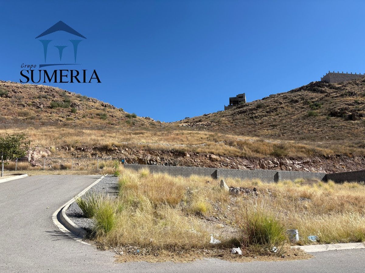 Terreno con Proyecto en esquina y frente a parque en Bosque Real