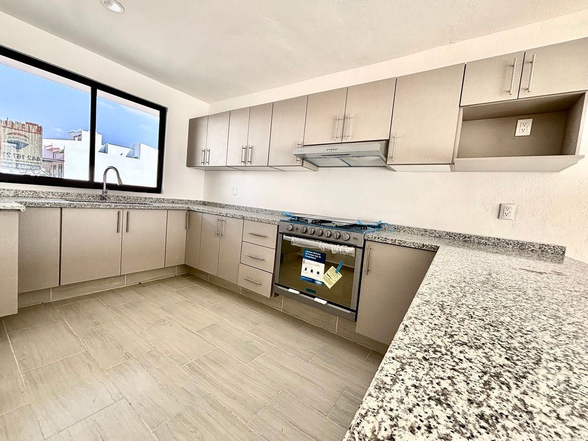 4 de 28: amplios espacios en alacenas para almacenamiento,.