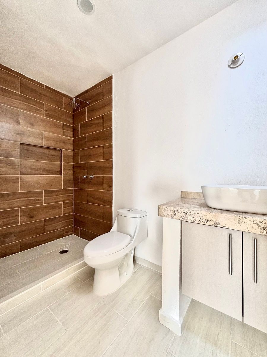 25 de 28: Baño completo que comparten rec. secuandarias.