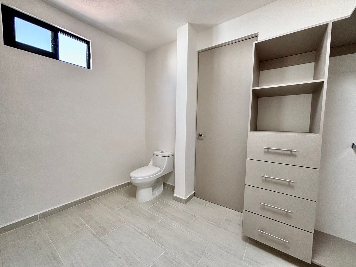 17 de 28: Vestidor y baño de recámara principal