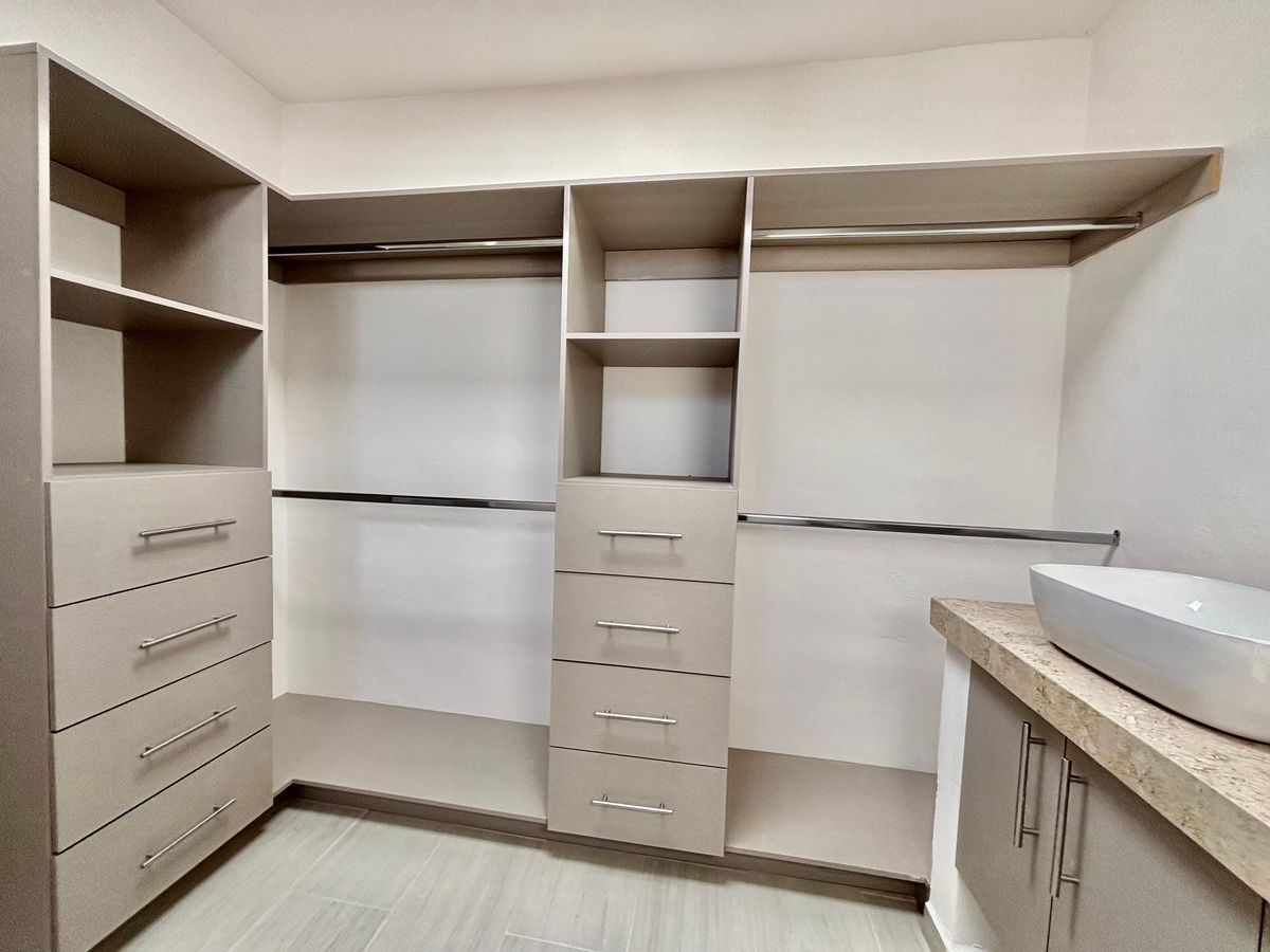 16 de 28: vestidor en recámara ppal.