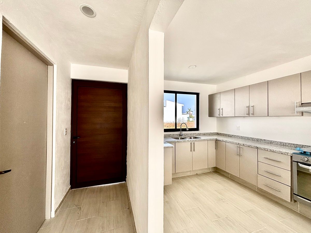 3 de 28: Al lado izquierdo cuarto de lavado .