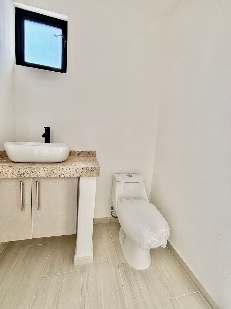 8 de 28: medio baño de visitas en PB