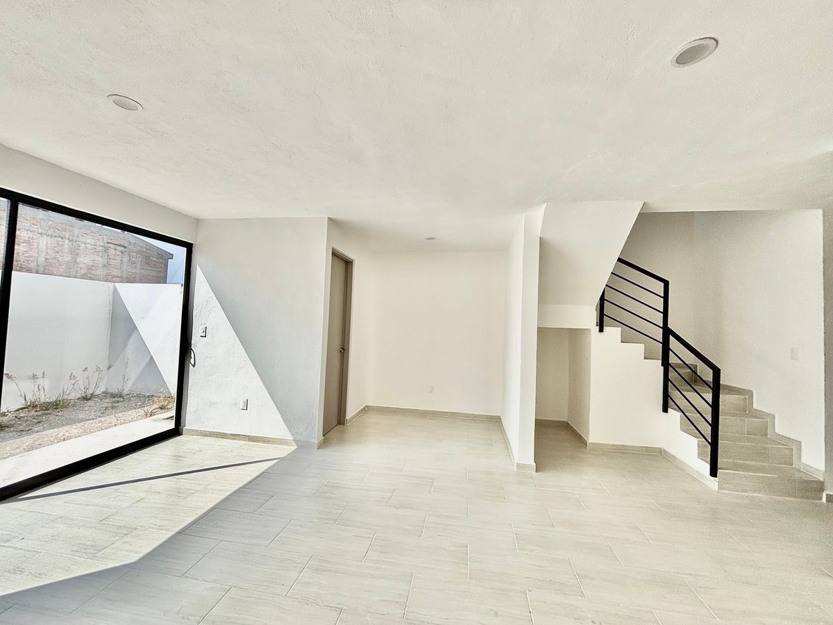 7 de 28: Al fondo espacio versátil que se puede dar uso como oficina