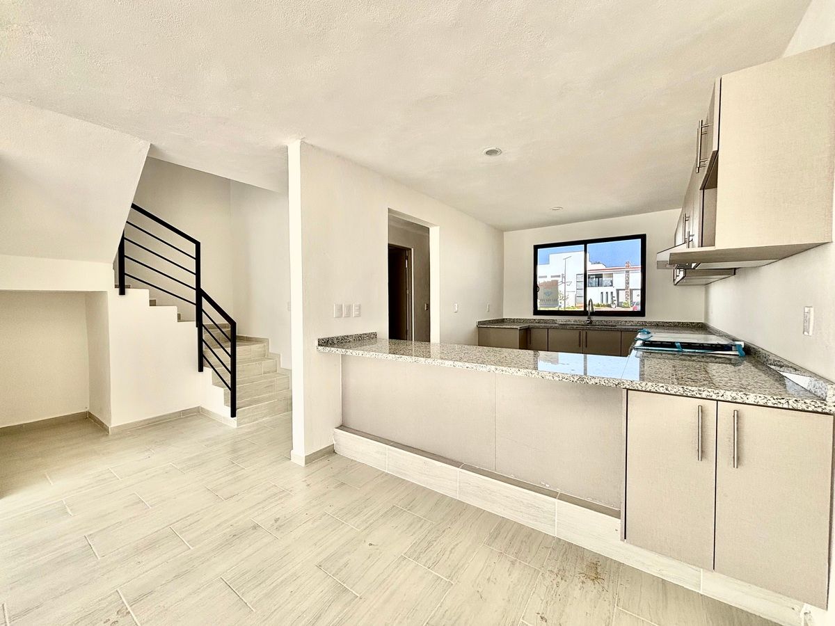 2 de 28: cocina totalmente equipada y  barra desayunador