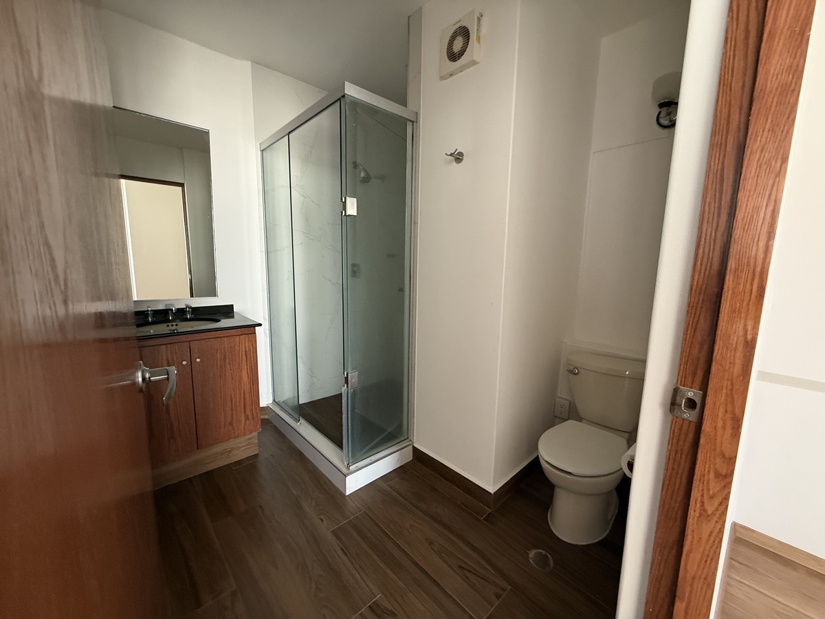 8 of 21: BAÑO PRINCIPAL