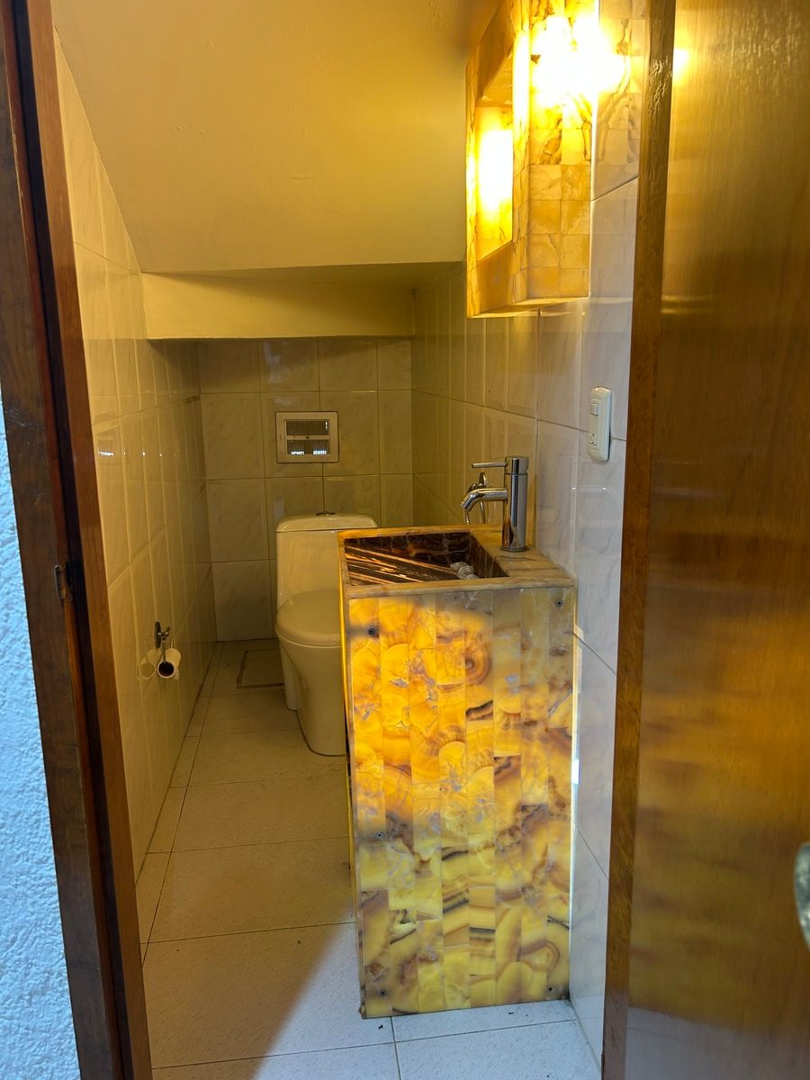 3 de 36: Baño de visitas