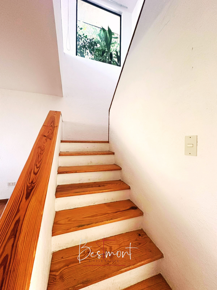 16 de 27: Acceso a planta alta