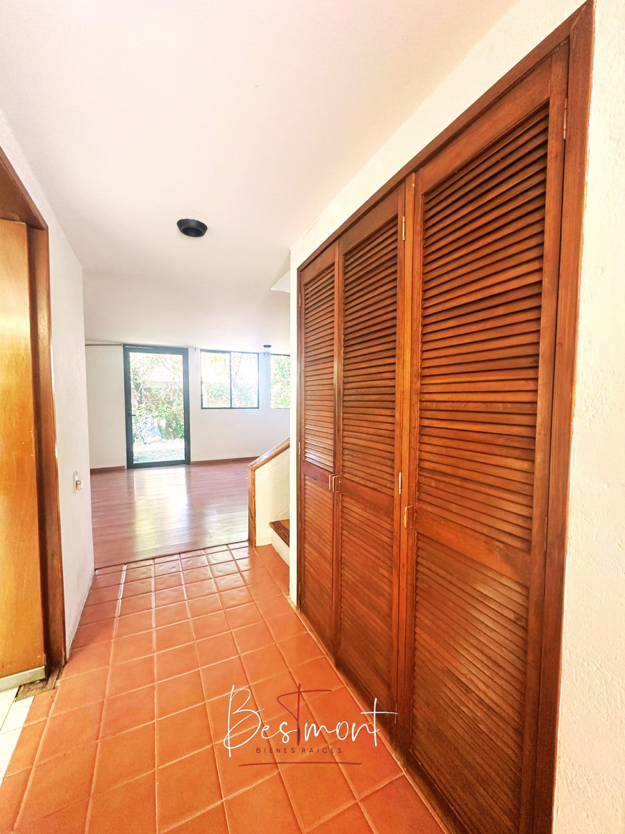 4 de 27: Entrada con clóset de visitas