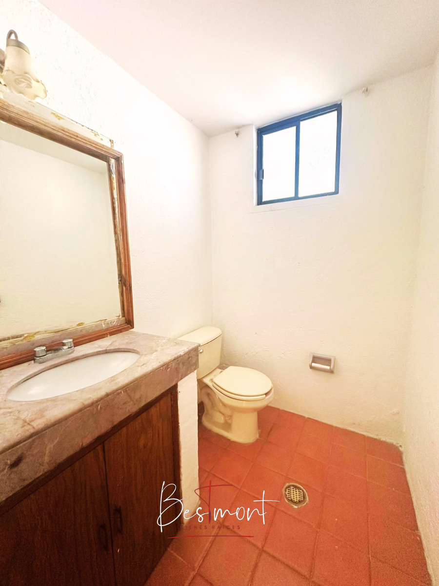 14 de 27: Medio baño de visitas